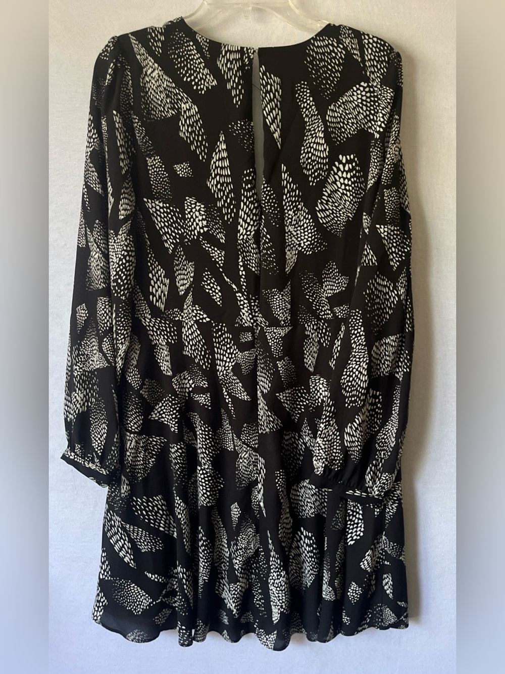 NWT Express Black White Geometric Print Long Sleeve V-Neck Dress L